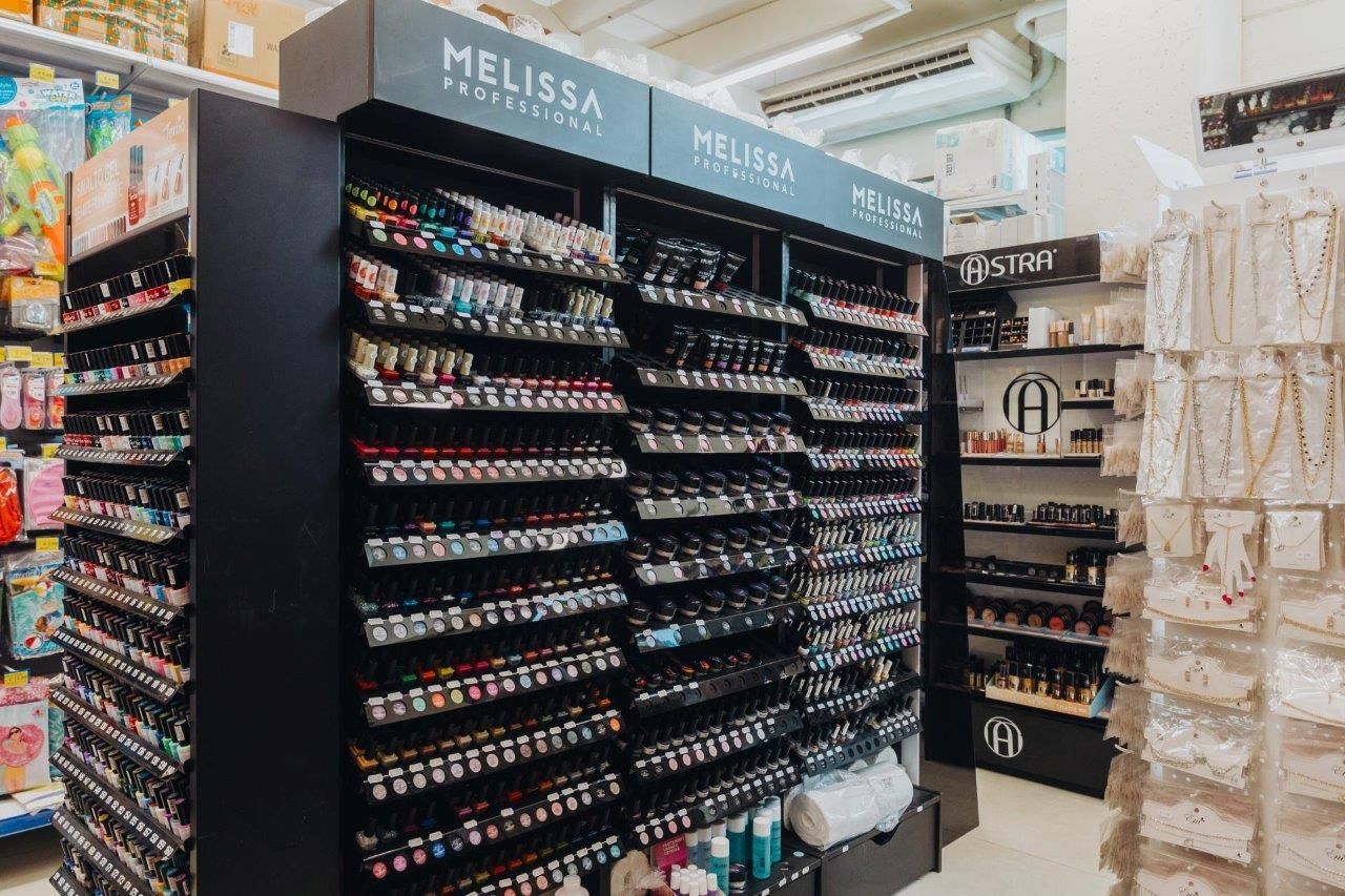 Un negozio pieno di scaffali colmi di cosmetici.