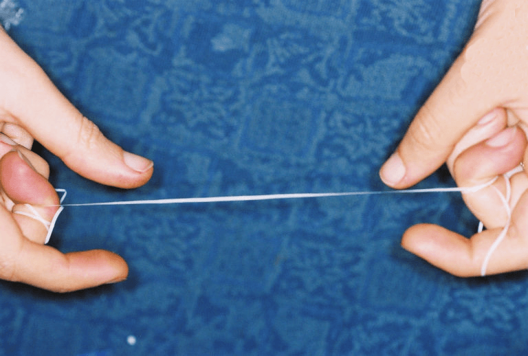 how to floss your teeth 2