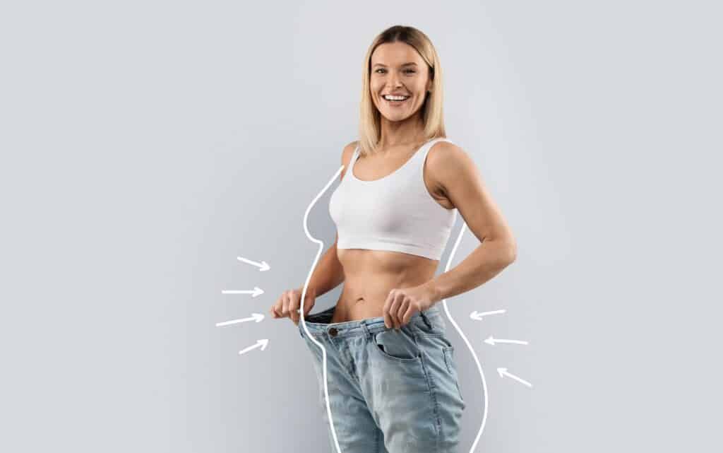 A woman is wearing a pair of oversized jeans.