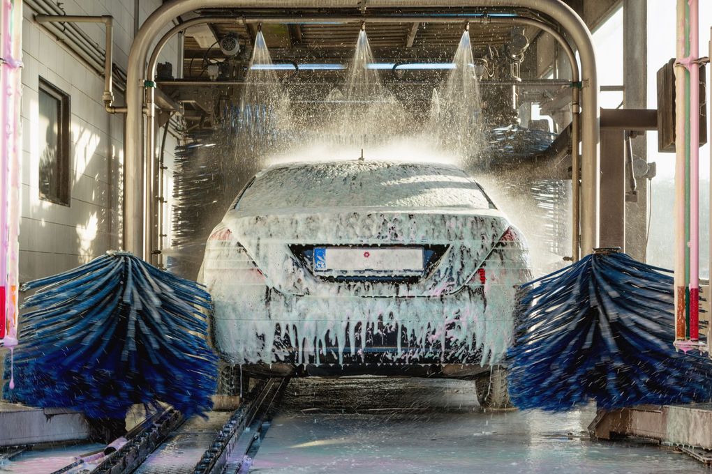 auto all'interno del tunnel del car wash