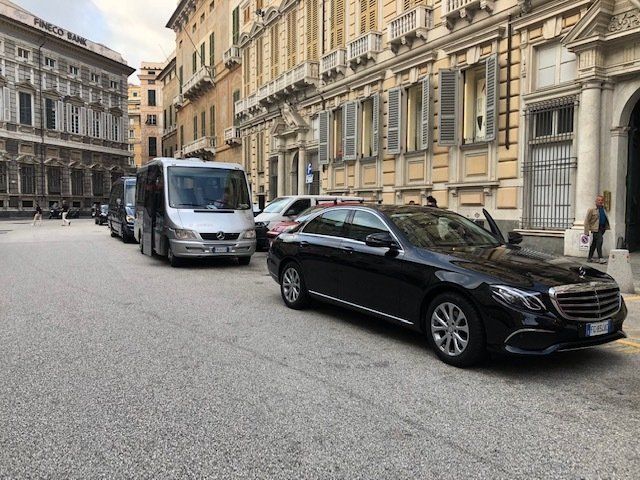elegante auto a noleggio parcheggiata