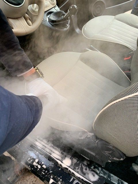 pulizia abitacolo auto con vaporizzatore