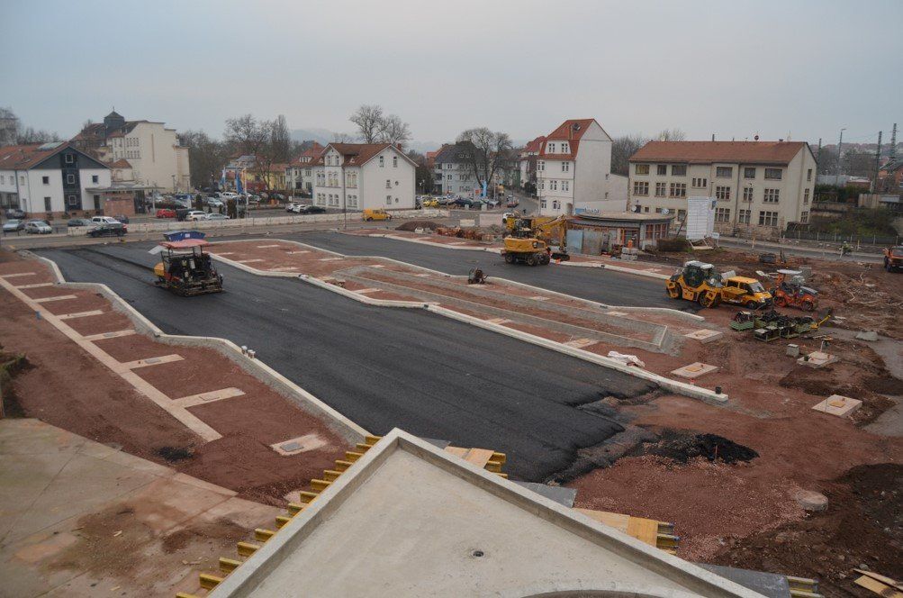 Eine Luftaufnahme einer Baustelle mit Gebäuden im Hintergrund