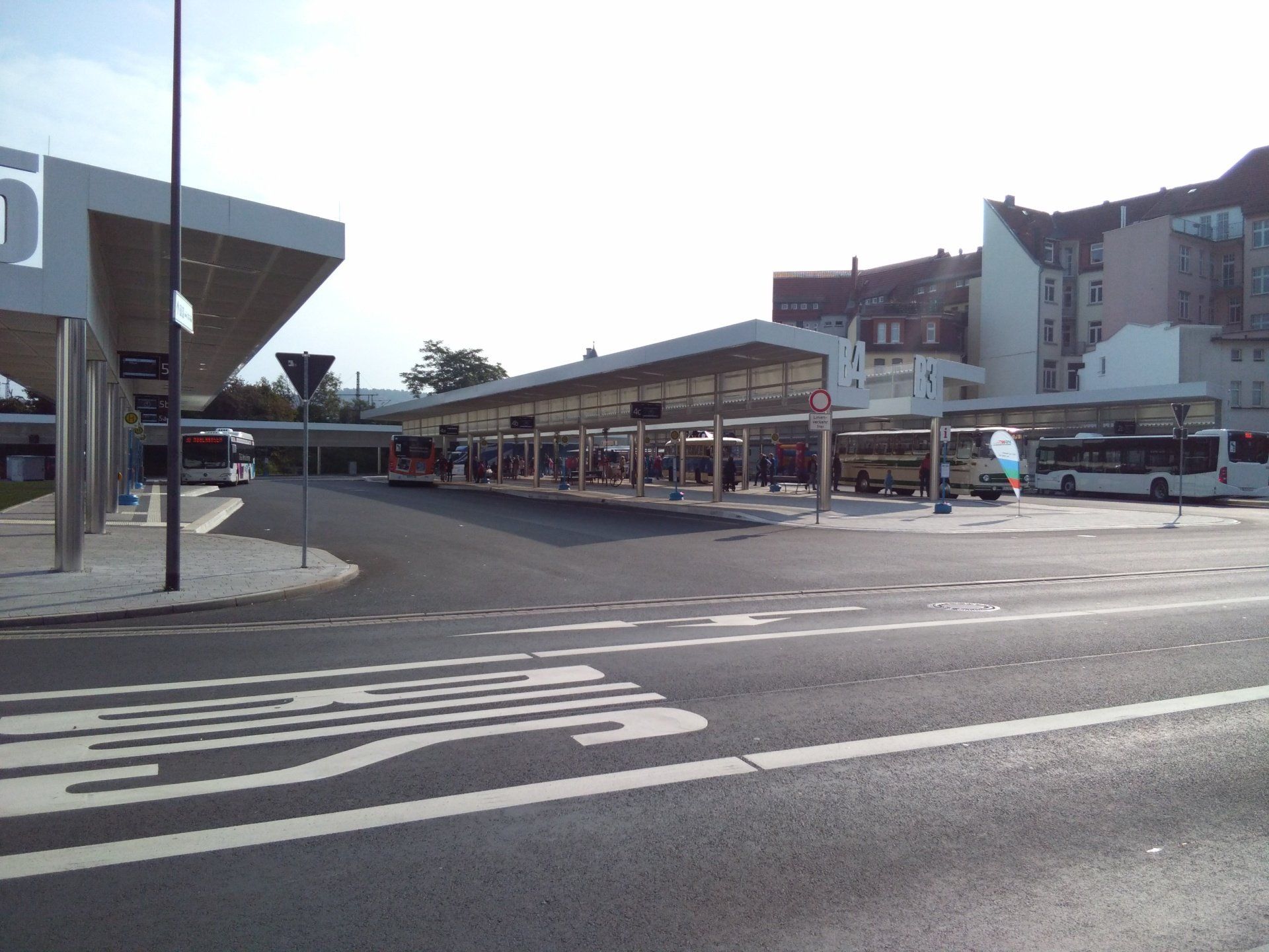 Ein Busbahnhof mit einem Schild mit der Aufschrift „l“ darauf