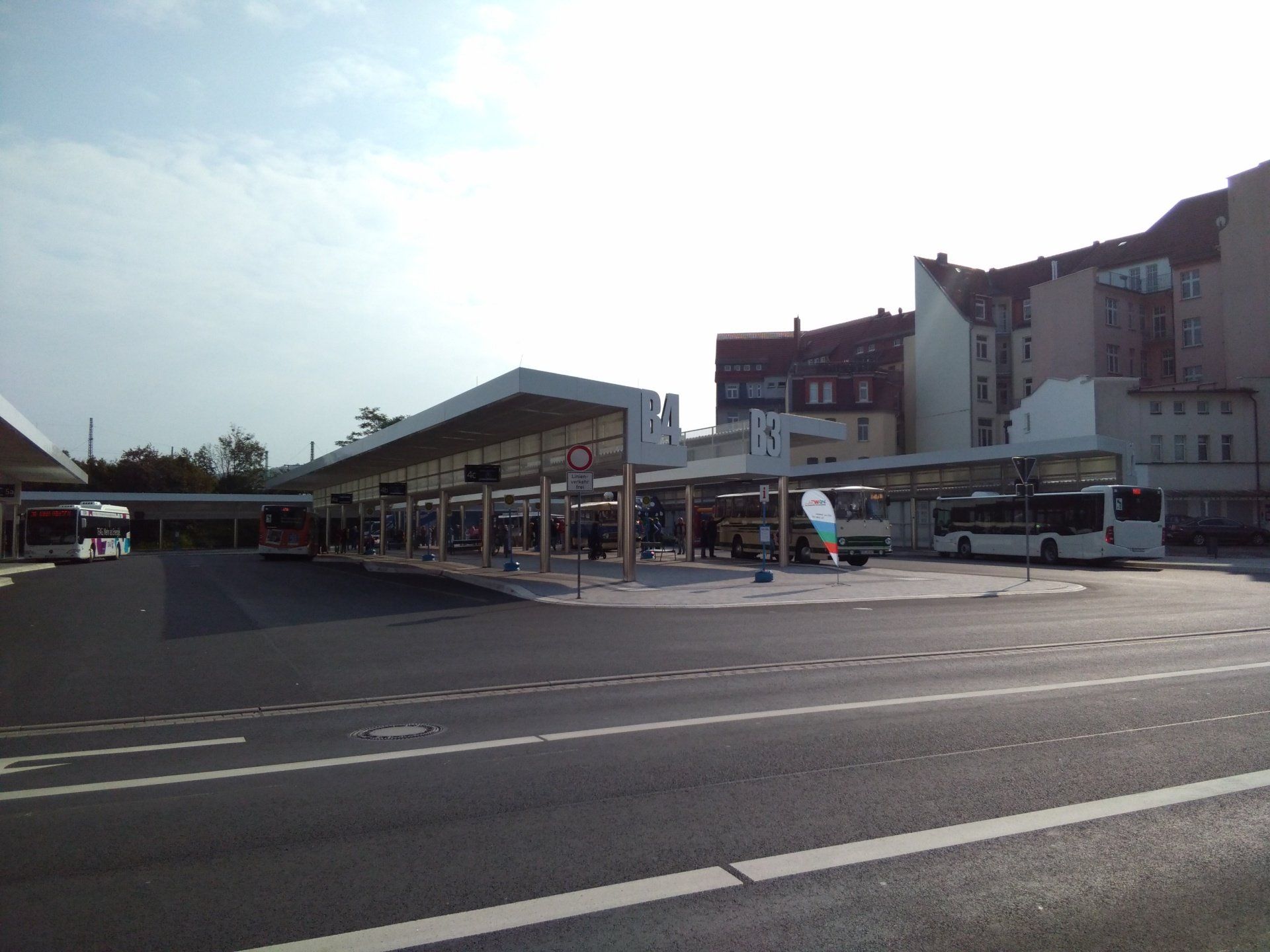 Viele Busse parken an einem Busbahnhof