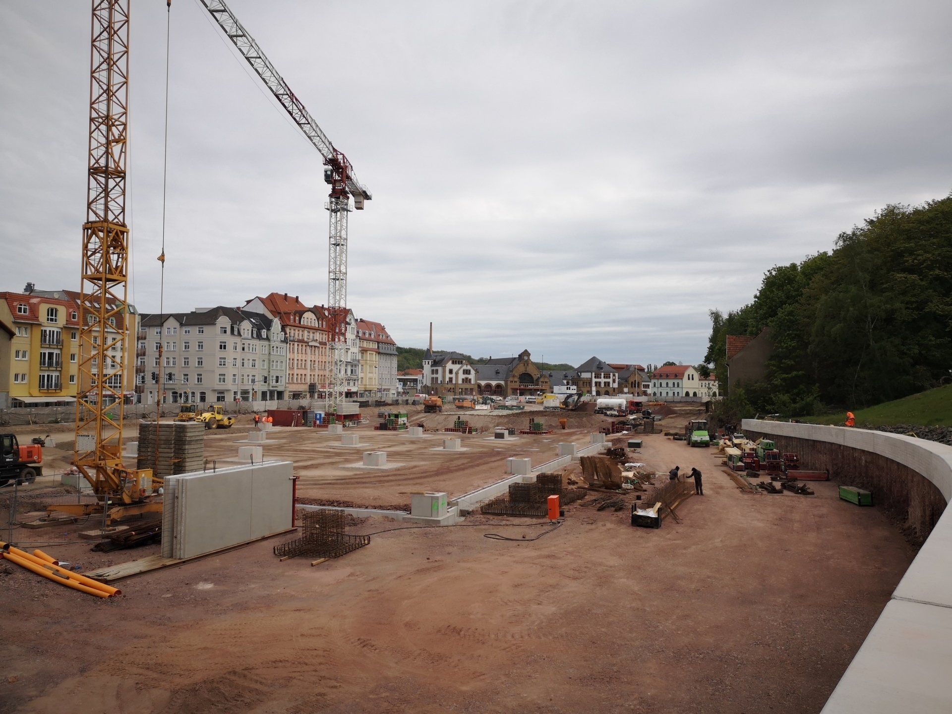 Eine Baustelle mit einem Kran in der Mitte