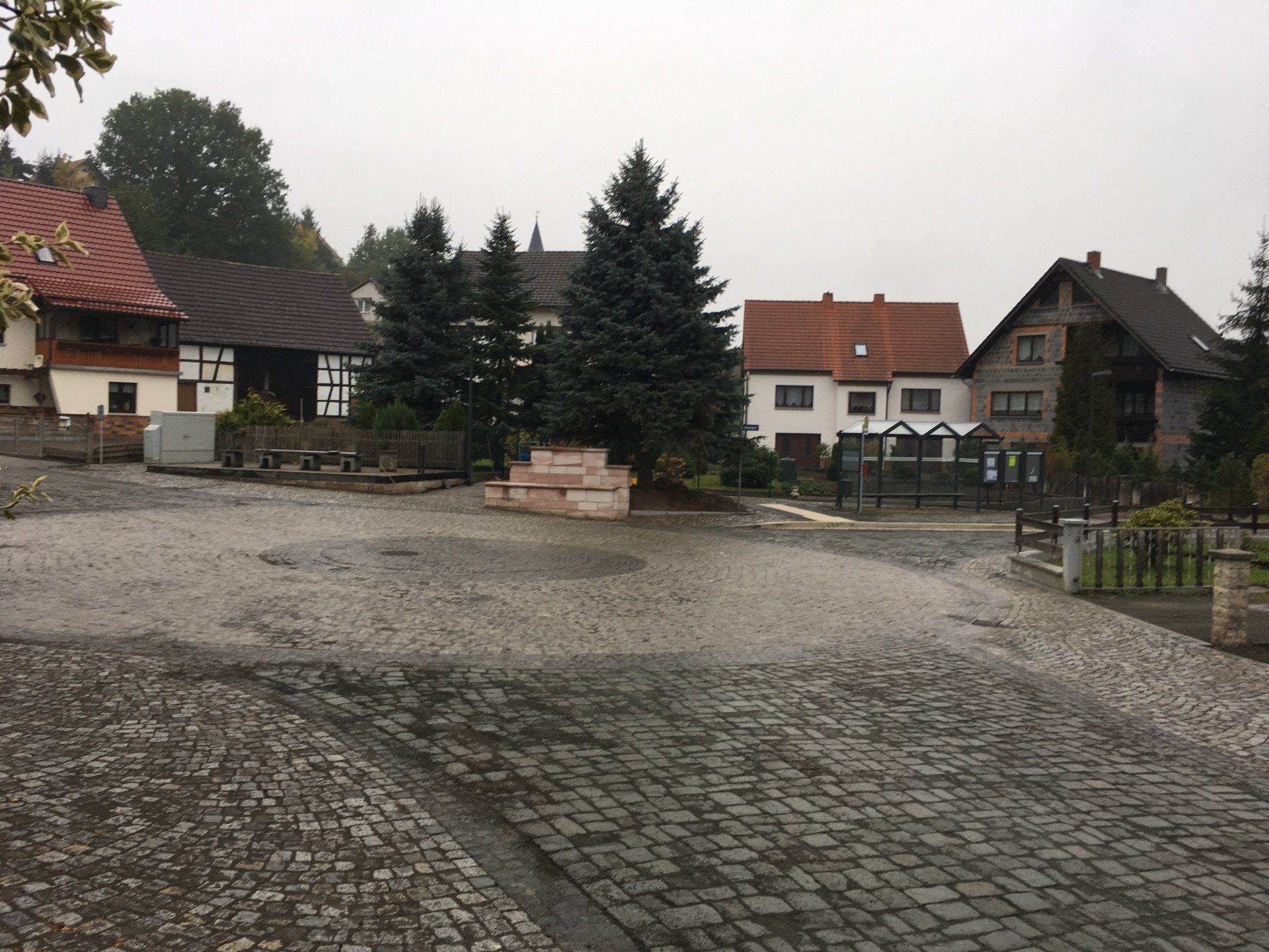 Eine Reihe von Häusern reihen sich an einer Kopfsteinpflasterstraße aneinander