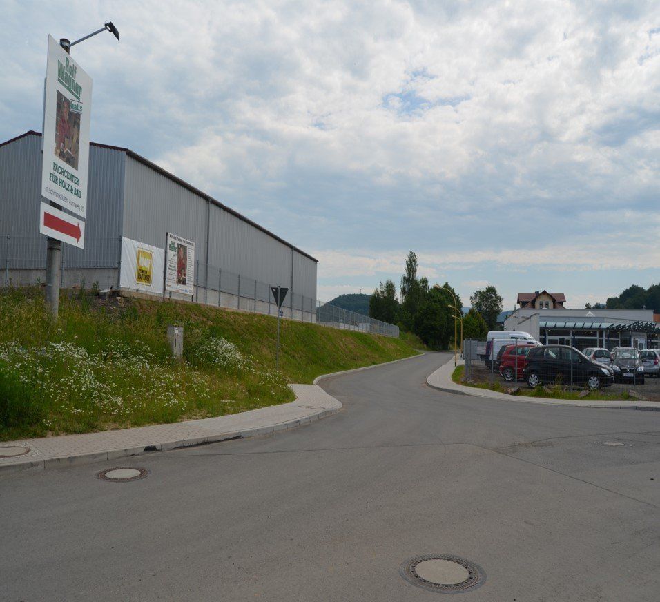 Ein Schild am Straßenrand mit der Aufschrift „Bosch“