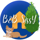 Logo: cerchio blu con la scritta "B & B Sissy", una casa gialla, un albero verde e un chihuahua marrone chiaro.