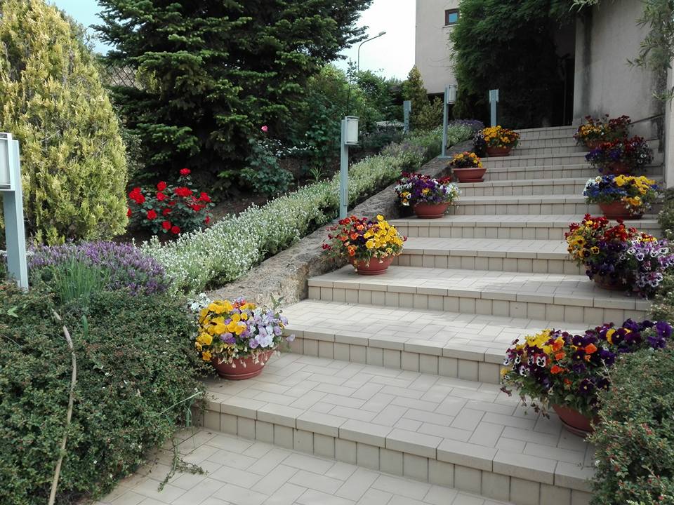 giardino con scale e vasi di fiori