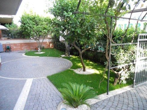 area verde privata con alberi e prato inglese