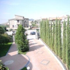 villa con alberi ad alto fusto decorativi