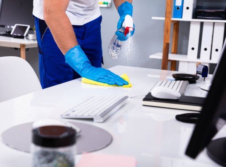 pulizia uffici e postazioni di lavoro