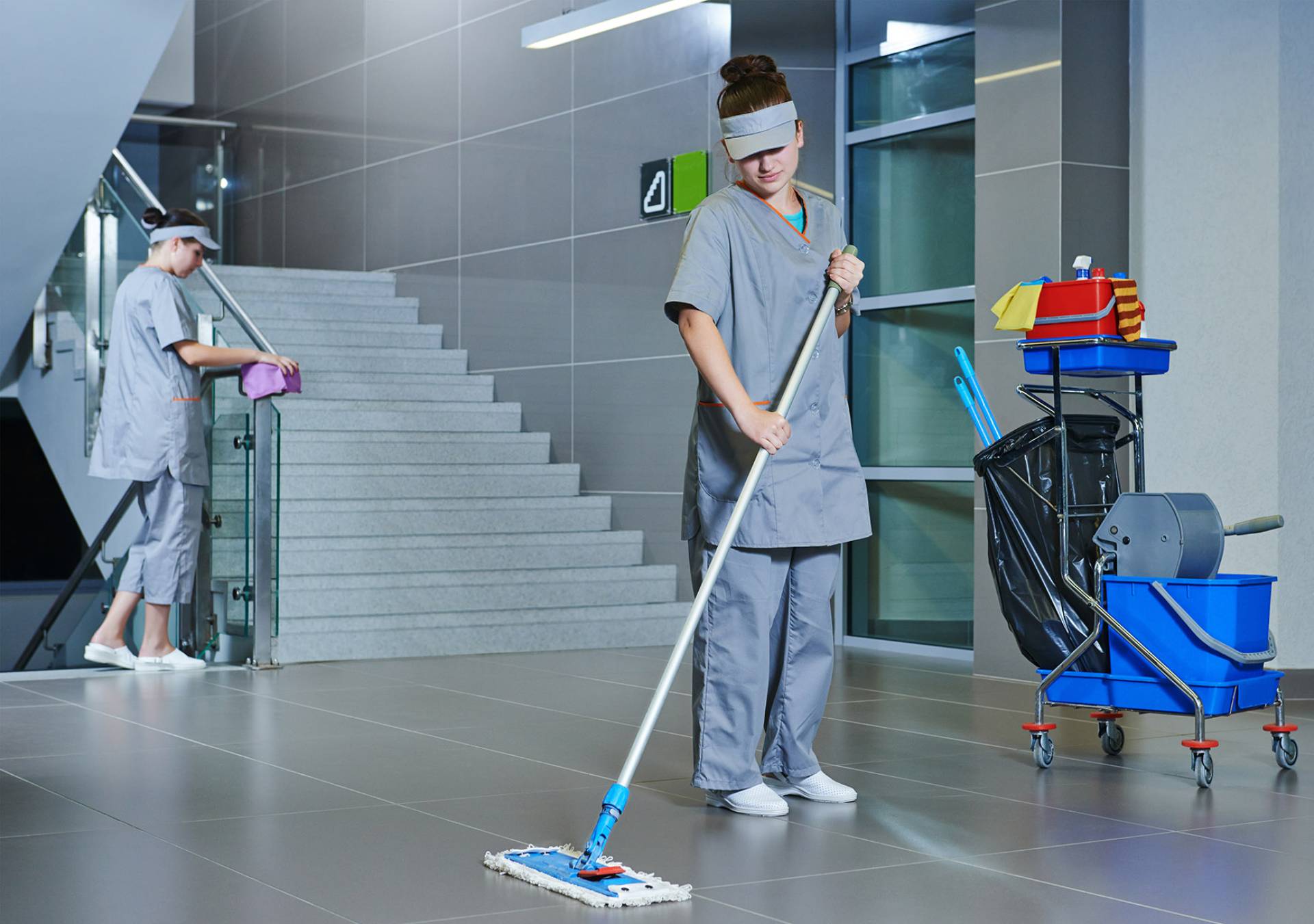 operatrice durante la pulizia di un pavimento