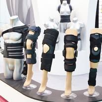 I manichini medicali mostrano una varietà di tutori ortopedici, tra cui supporti per spalla, ginocchio e caviglia.