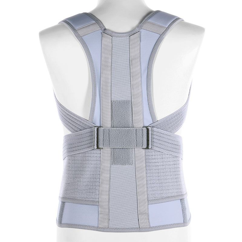 Un tutore posturale per la schiena di colore grigio chiaro, esposto su un manichino, con cinghie regolabili e tessuto a rete.