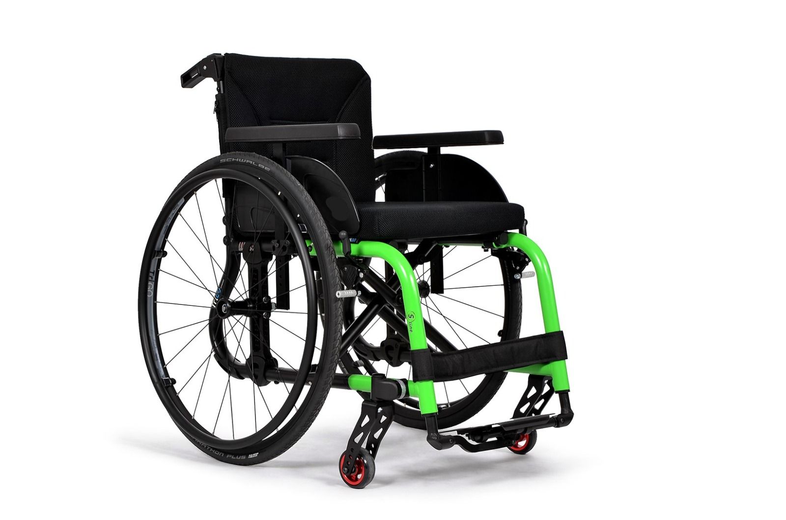 Una sedia a rotelle manuale verde brillante e nera con grandi ruote a raggi e piccole rotelle anteriori su sfondo bianco.