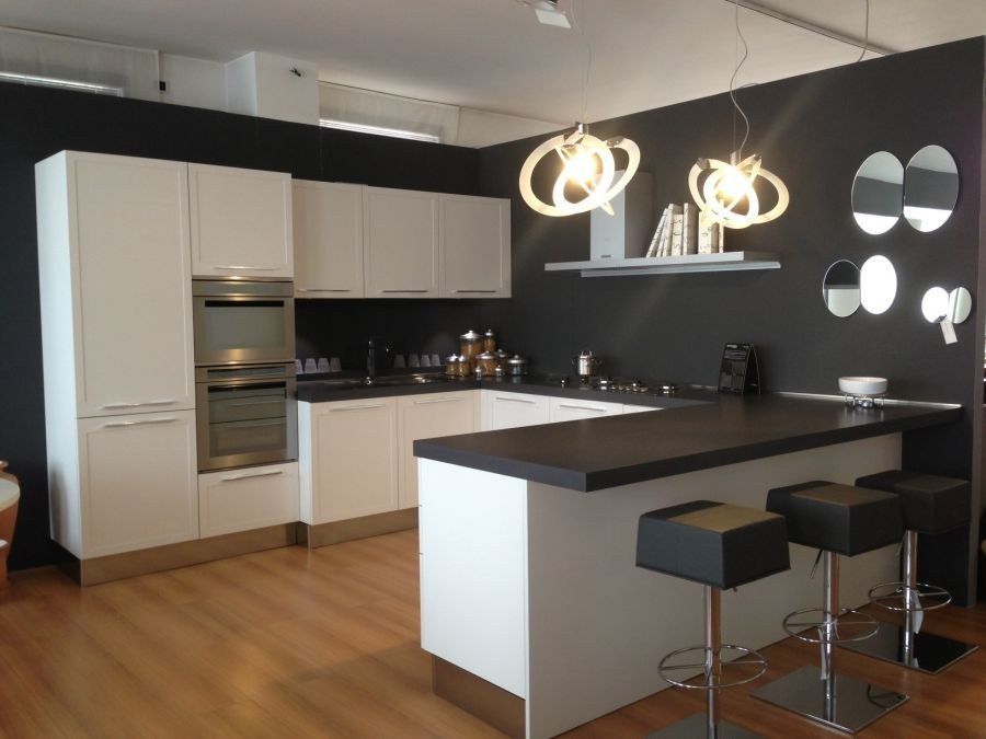 cucina con penisola e arredi bianchi e neri