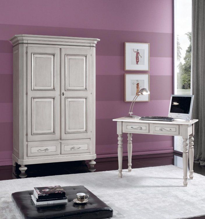 camera con armadio e scrivania in legno bianco