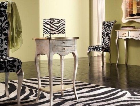 comodino alto in stile classico beige