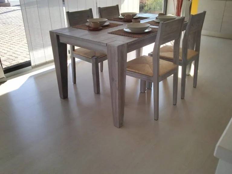 sedie e tavolo in legno grigio chiaro