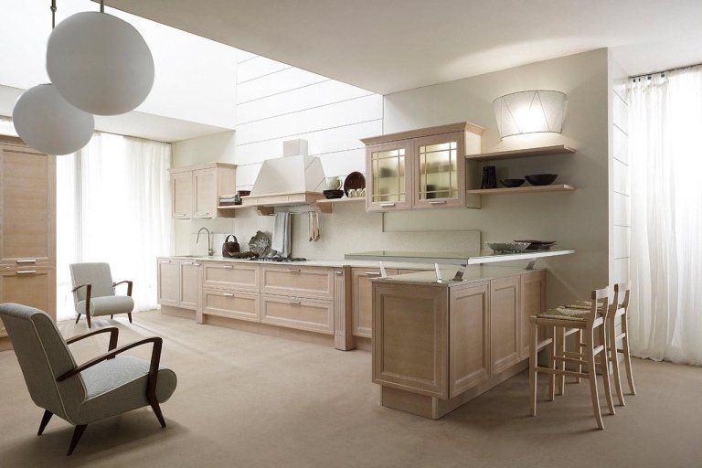 cucina con penisola e arredi in legno chiaro