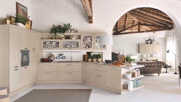 cucina con mobili in legno beige chiaro