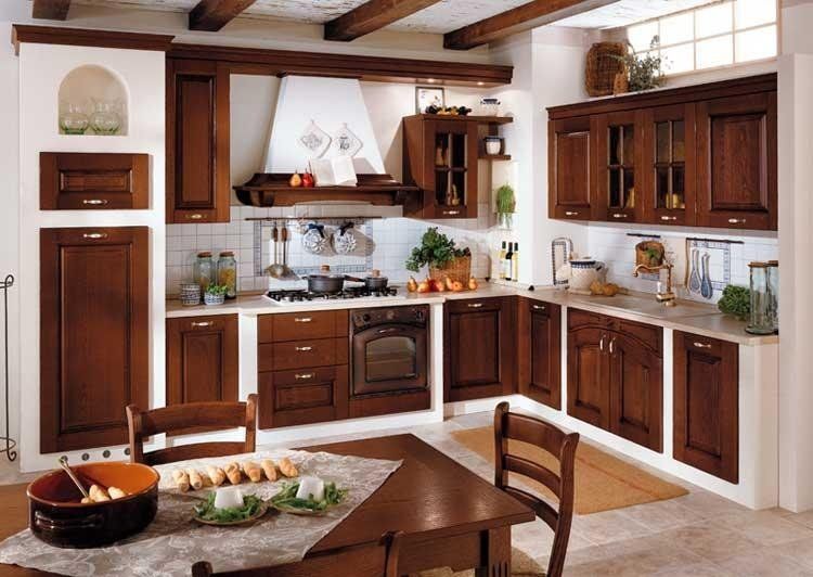cucina angolare classica con pensili e cassetti in legno