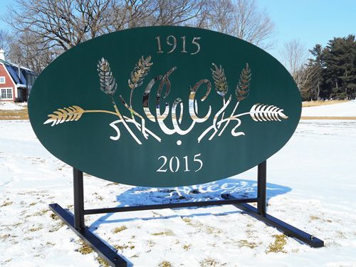 A green sign that says 1915 and 2015 on it