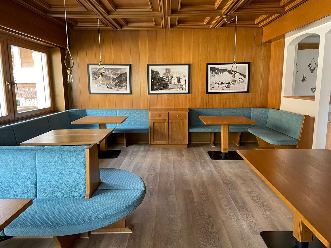 Raum mit Sitznischen in Blau, Holzboden und -wand