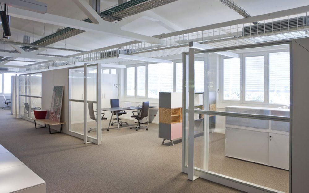 Leerstehendes Bürogebäude mit Teppichboden