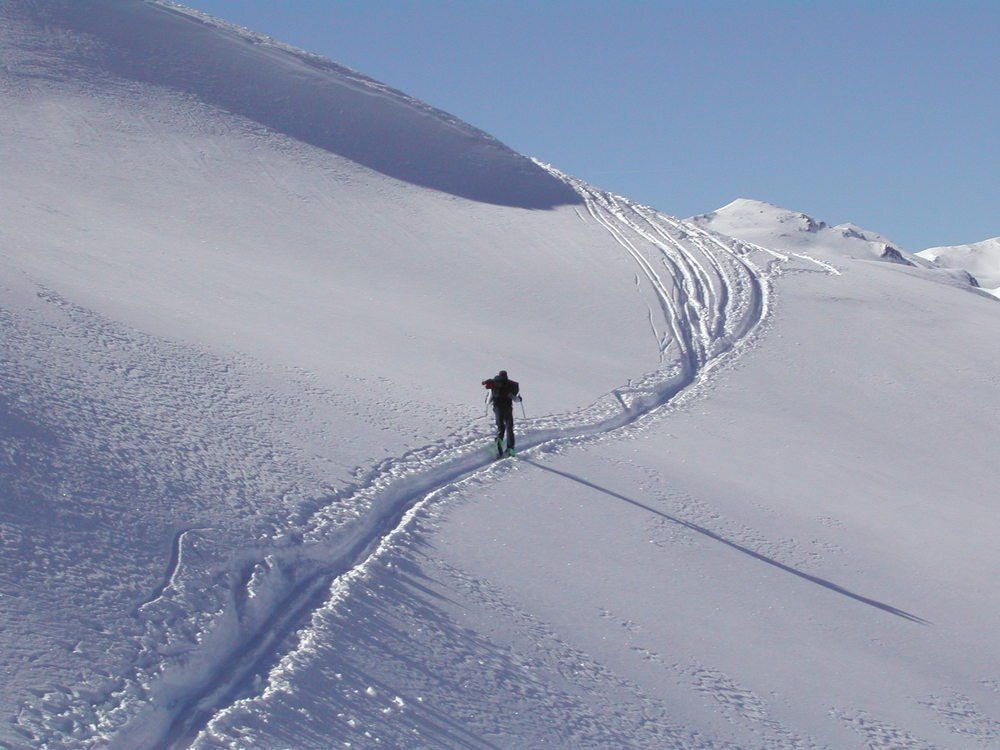 Weitläufige Pisten in der Berglandschaft