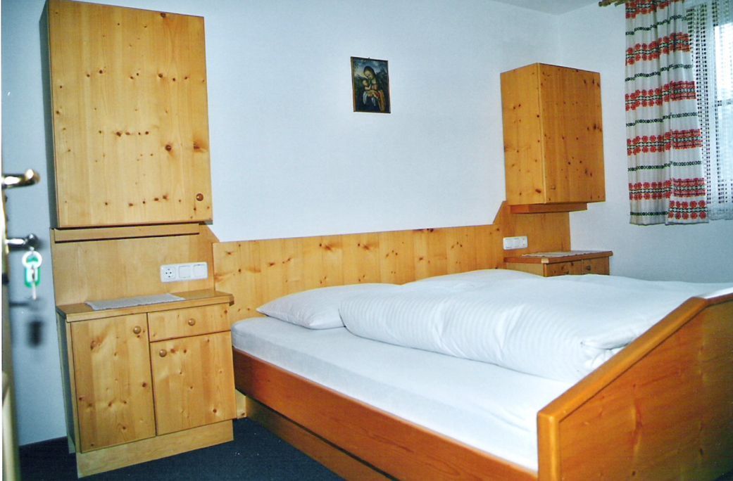 Schlafzimmer mit Doppelbett