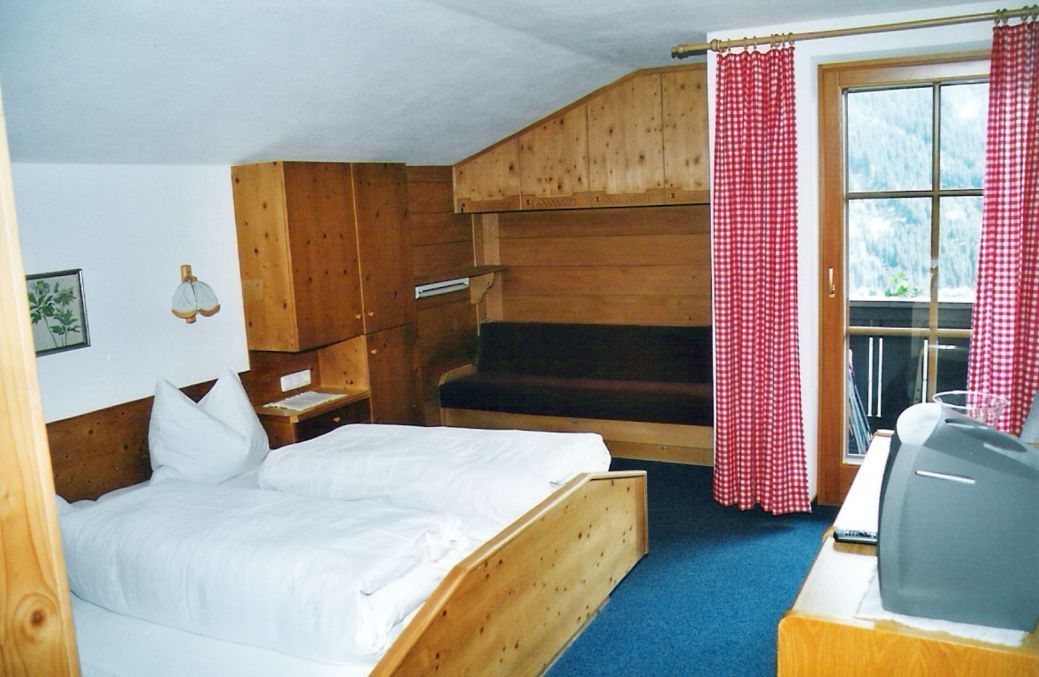 Schlafzimmer mit Doppelbett