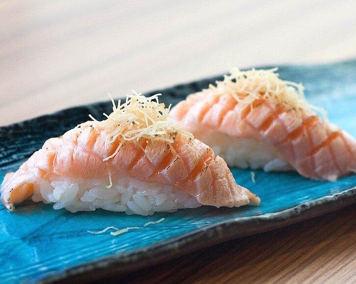 Nigiri salmone scottato