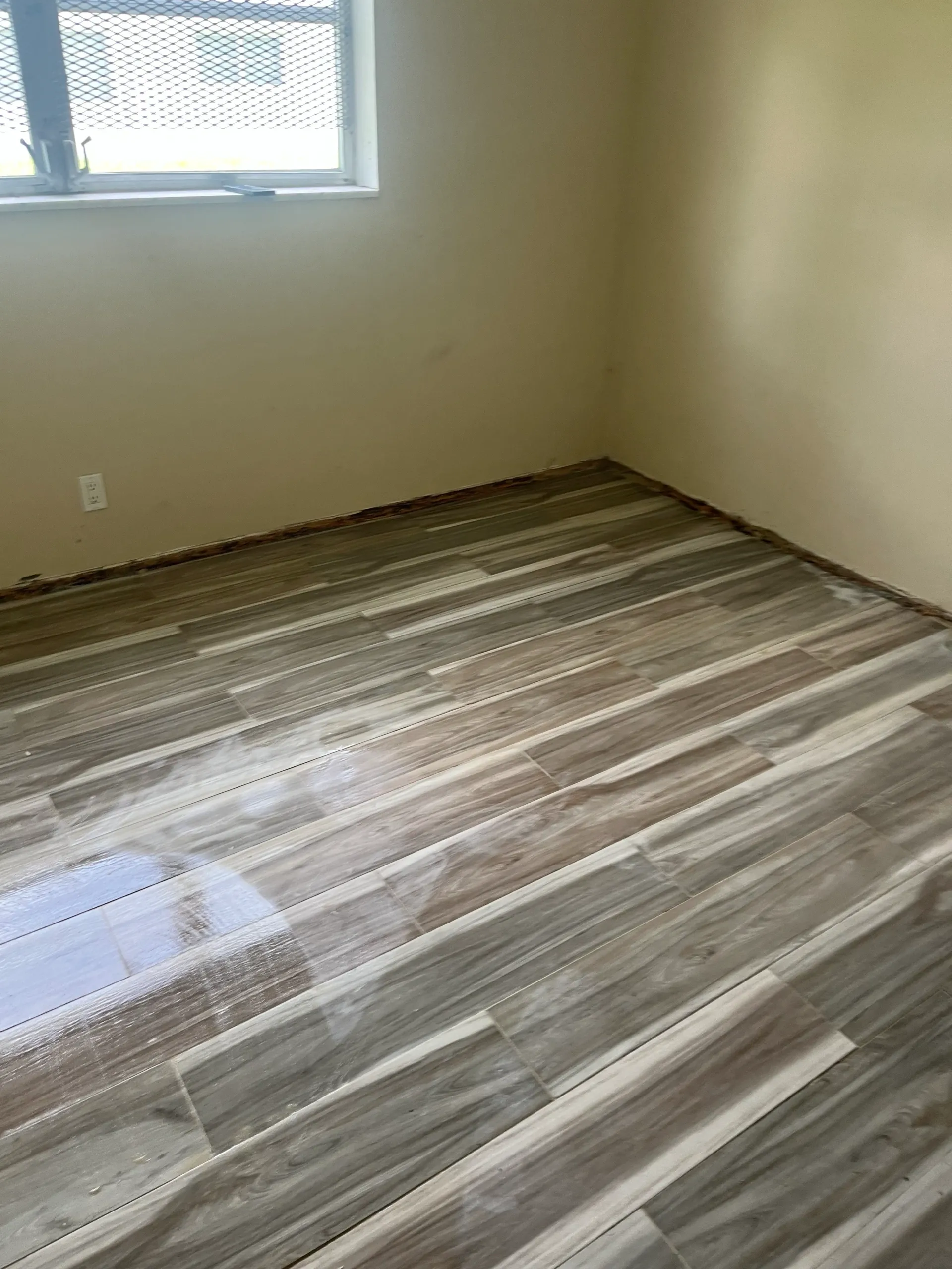 Vinyl plank flooring installation in Broward County