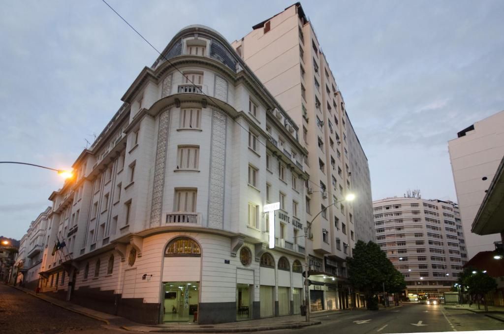 Um grande edifício branco com a palavra hotel nele