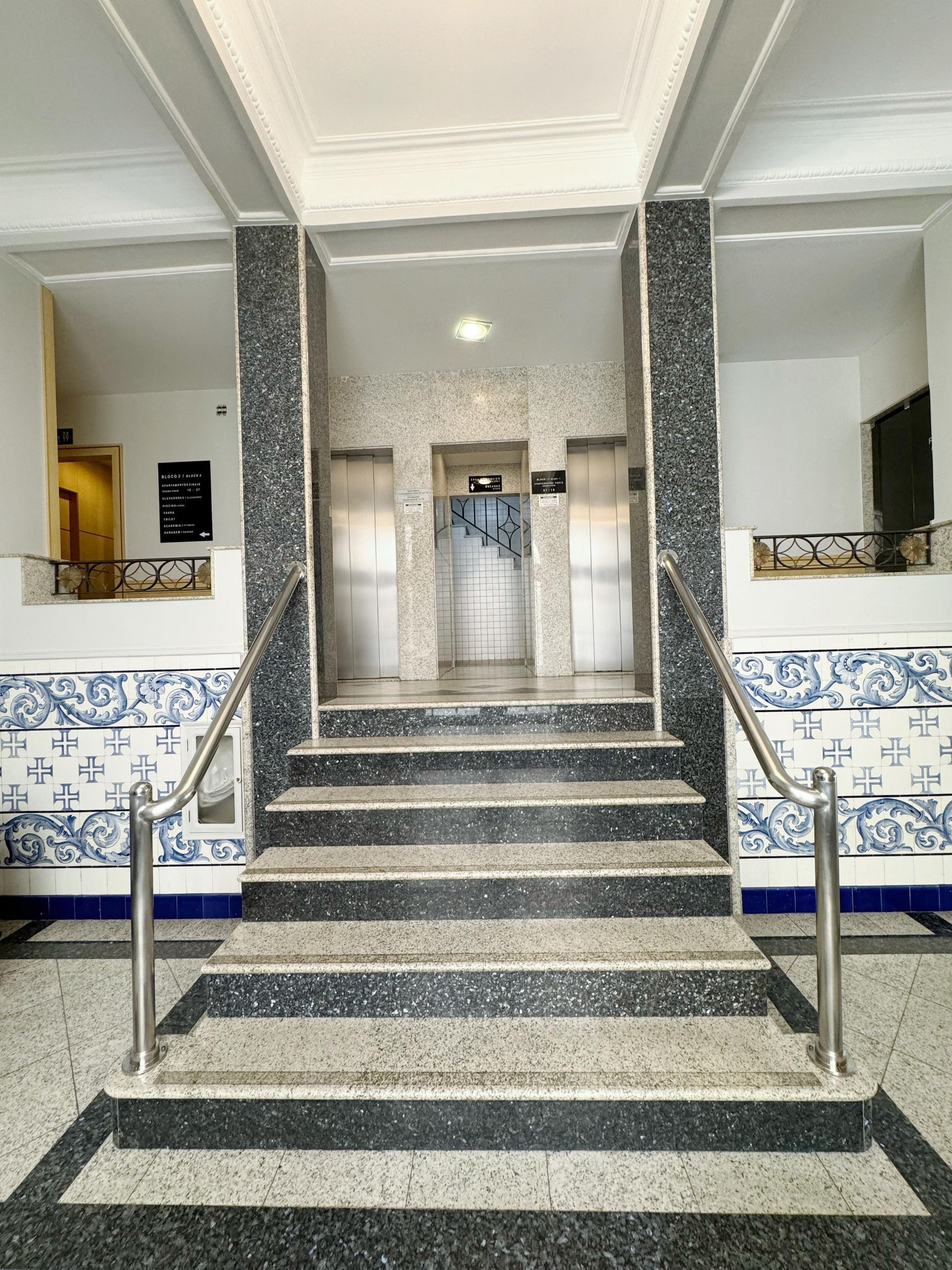 Um corredor com escadas e elevadores em um prédio