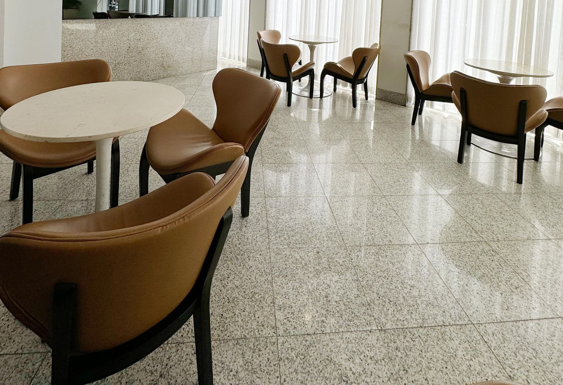 Uma sala com muitas cadeiras e mesas