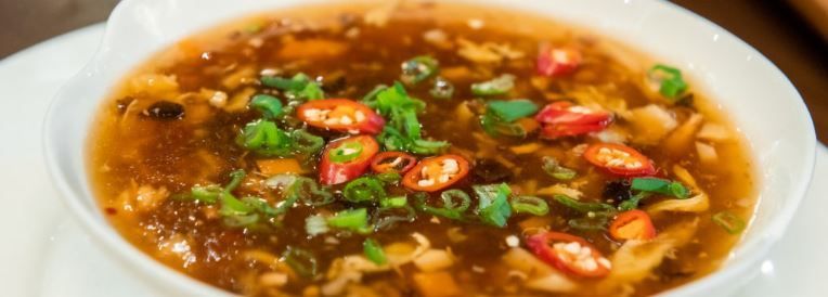 Pikant-saure Fleischsuppe