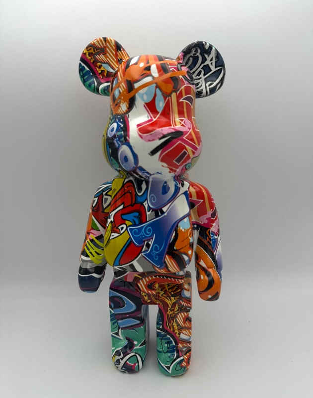 Personaggio giocattolo Bearbrick con graffiti colorati.