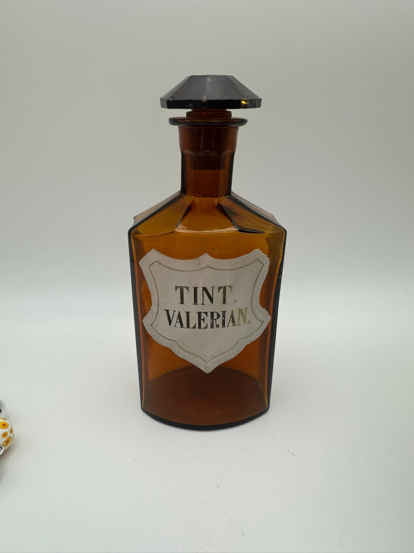 Bottiglia in vetro ambrato con etichetta