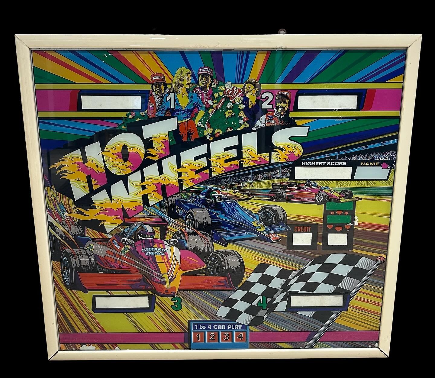 Retro del flipper Hot Wheels: macchinine da corsa che sfrecciano, bandiera a scacchi, grafica colorata e personaggi.