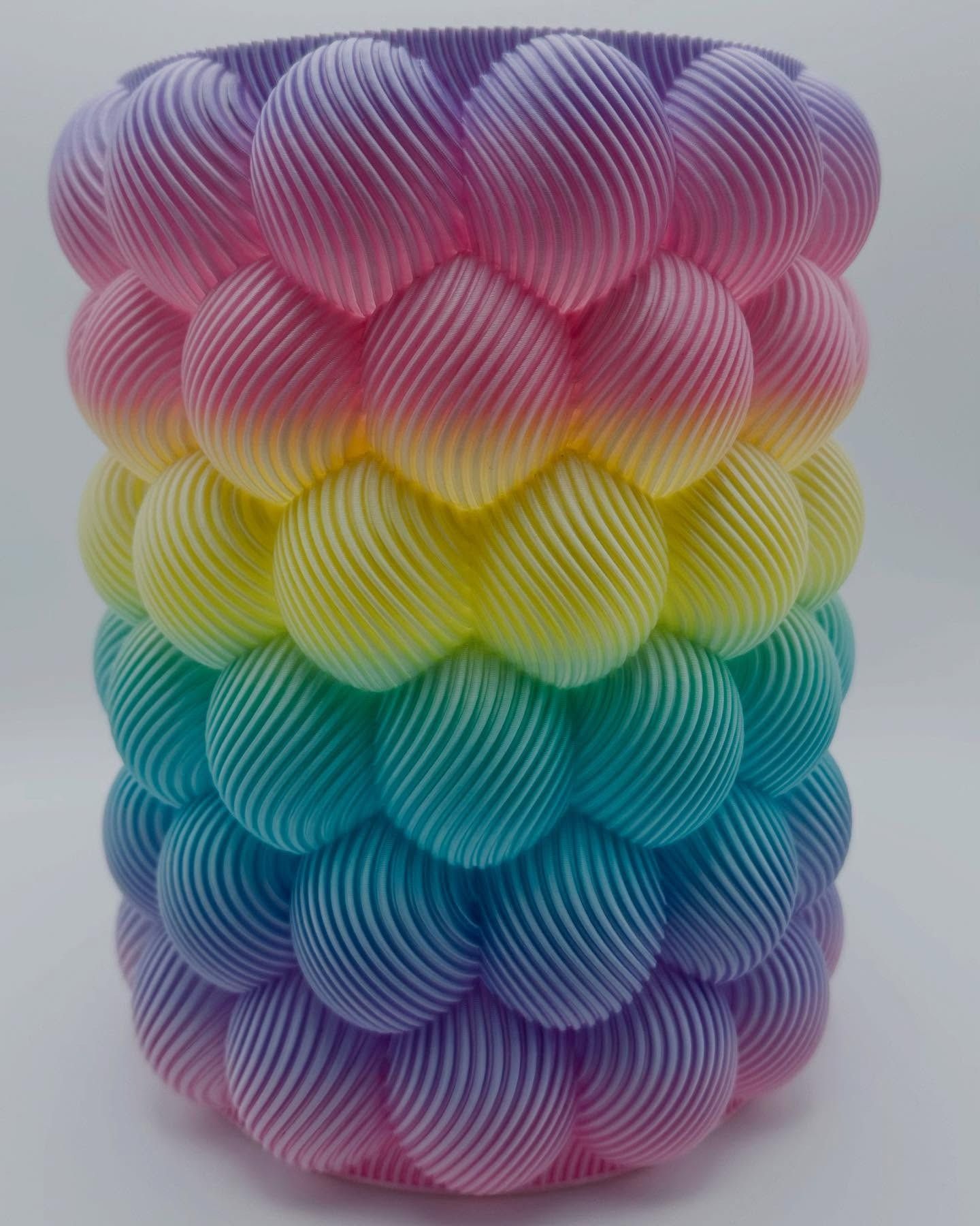 Vaso con texture a bolle, nei colori dell'arcobaleno; sfumature di viola, blu, verde, giallo, rosa.