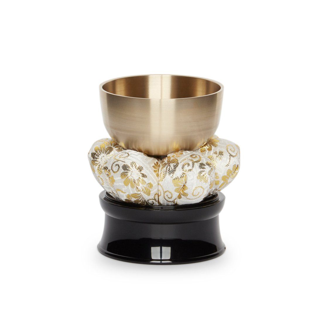 Una ciotola di ottone è appoggiata su una base nera su uno sfondo bianco.