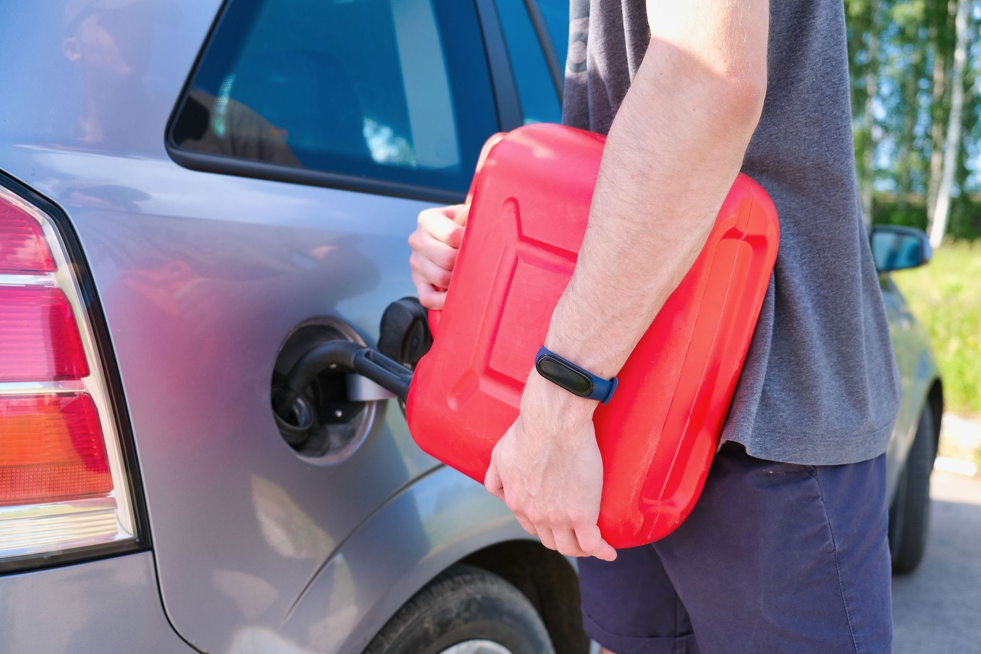 filling stalled car gasoline canister