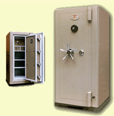 Dos cajas fuertes de color marrón, una abierta, con estantes, y la otra cerrada, con dial y manija combinados.