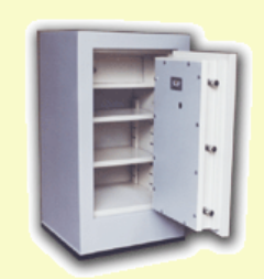 Caja fuerte abierta de color gris claro con varios estantes, situada sobre una superficie ligeramente sombreada.