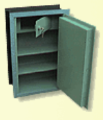 Caja fuerte verde abierta con estantes y llave en la cerradura.