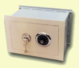 Caja fuerte de pared color crema con cerradura con llave y dial de combinación. La puerta está ligeramente entreabierta.